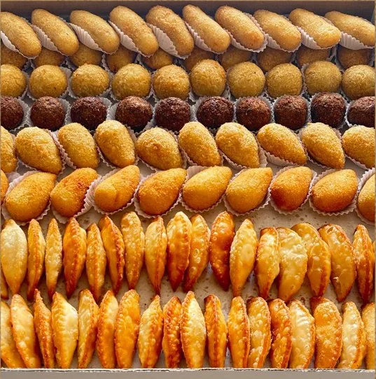 Box Casado com pastéis, coxinhas, risoles, croquetes, bolinhas e kibes